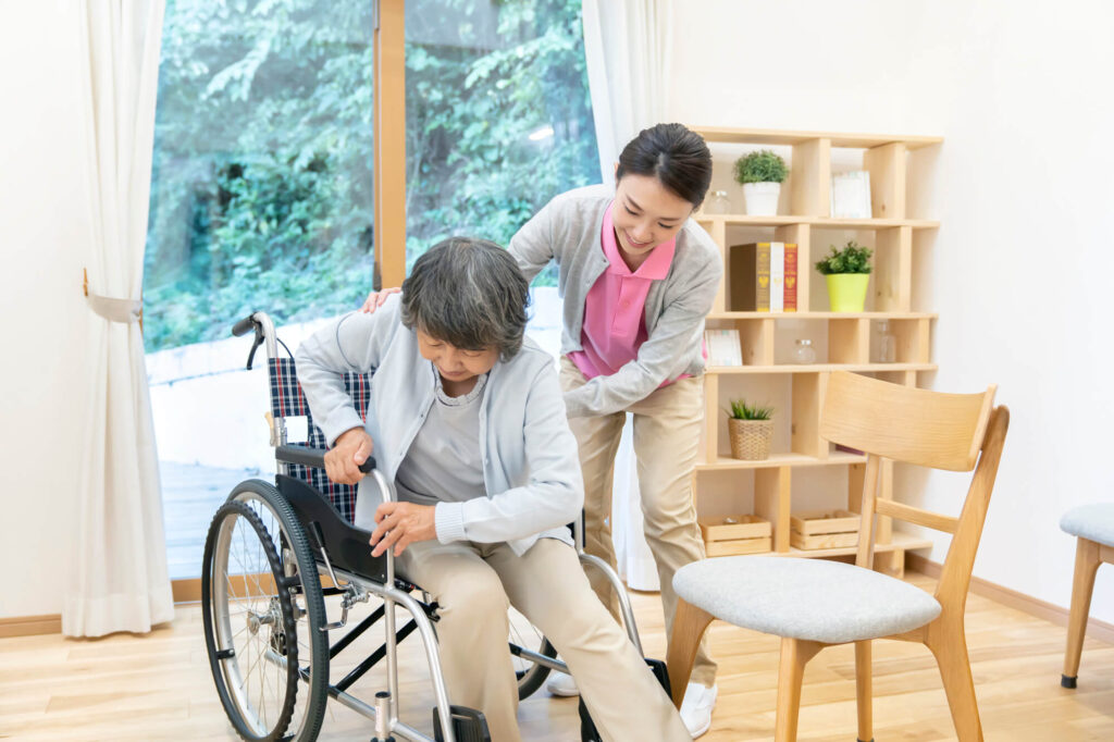 移乗介助の基本は？腰痛を防ぎ安全に行う手順を解説
