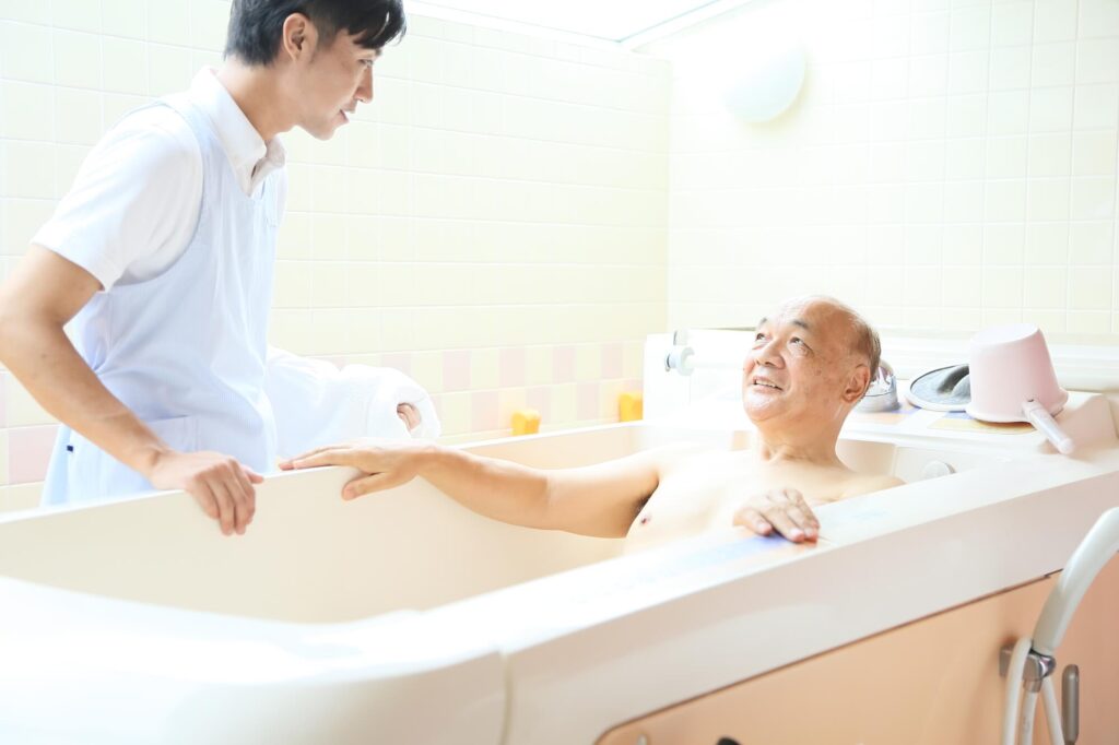 安全な入浴介助の方法とは？利用者にも職員にも優しいケアのポイントを解説