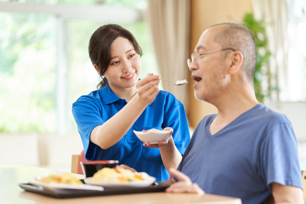 食事介助とは？事前準備や留意するべきポイントを解説！