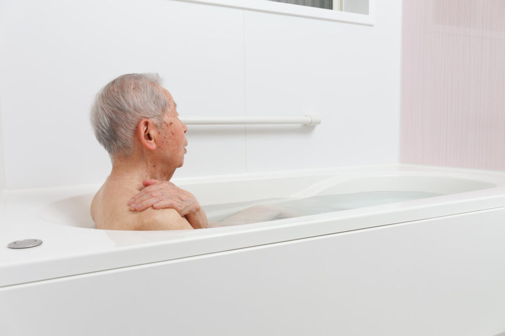 湯船から立ち上がれない？高齢者の入浴介助のポイントを解説