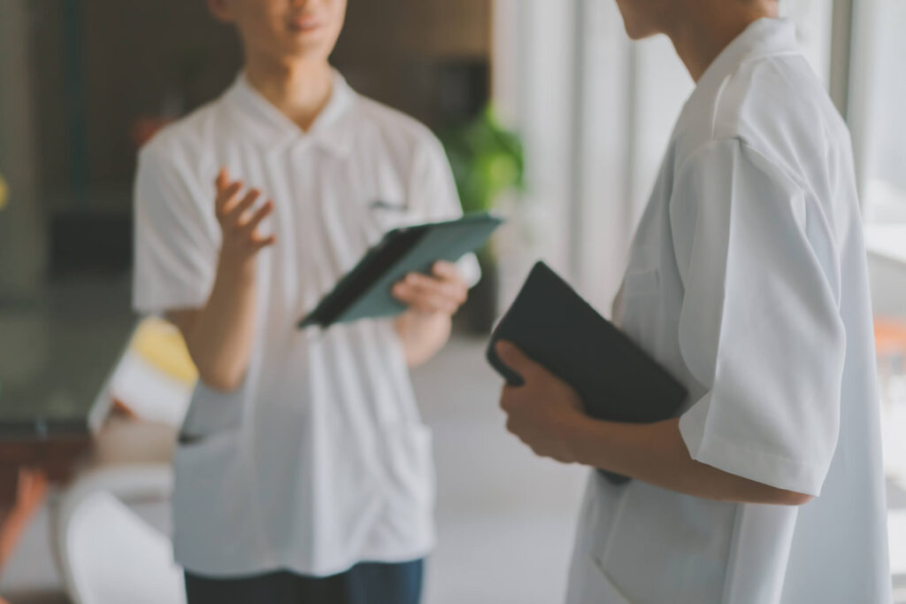 介護職の人間関係がつらいときの対処法とは？良好な関係を築くテクニックを紹介