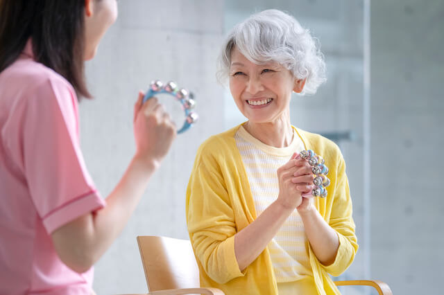 音楽療法の高齢者への効果とは？認知症予防やリハビリに生かす方法を解説